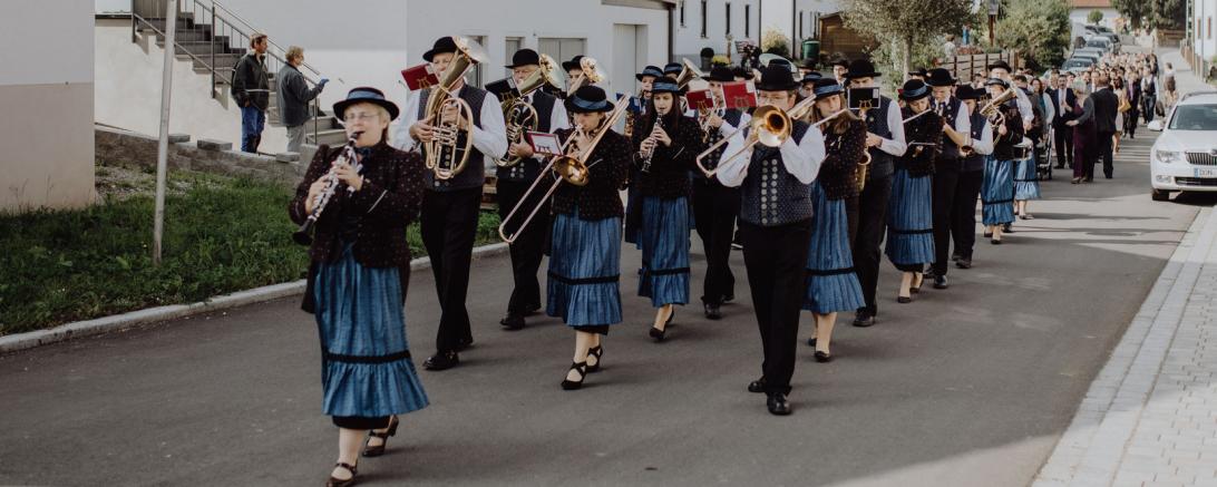 Musikkapelle marschiert auf der Straße