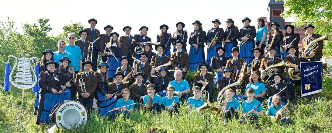 Gruppenbild einer Musikkapelle in Tracht