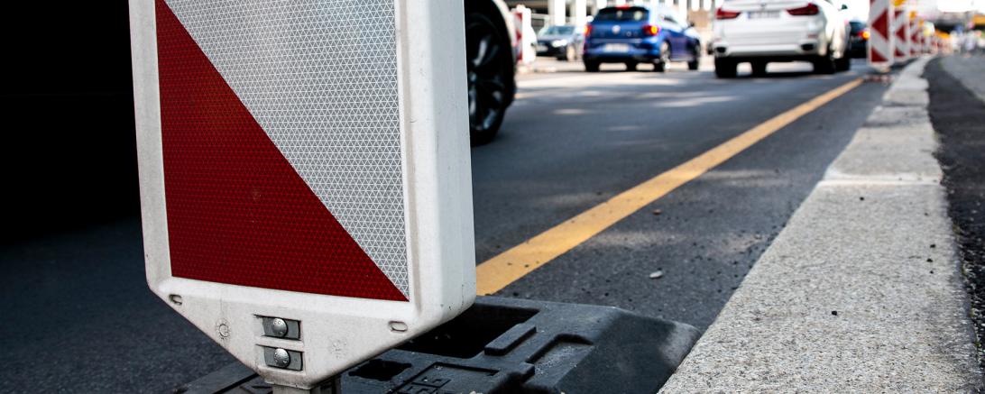 Verfahrene Lebenszeit: Bauleute verbringen oft mehrere Stunden täglich im Auto, um zur Arbeit zu kommen – meist unbezahlt. Jetzt will die IG BAU eine Entschädigung der Wegezeiten durchsetzen.