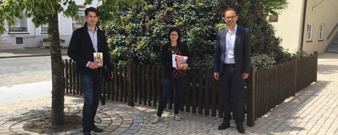 Zwei Männer und eine Frau vor der Fuchsienpyramide in Wemding