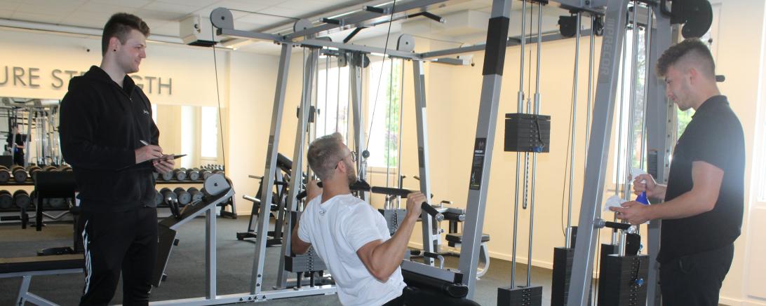 Marco Slavik (links), seine Mitarbeiter und die Mitglieder achten auf Hygienevorschriften beim trainieren.