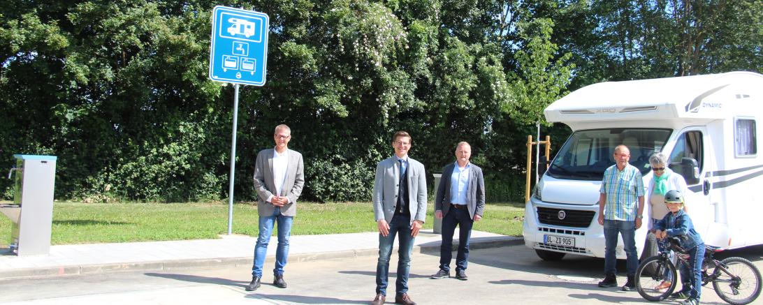 Leiter des Liegenschaftsamtes Karl Stempfle, Oberbürgermeister David Wittner und Tiefbauamtsleiter Michael Bauhammer mit Campern in Nördlingen