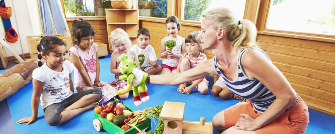 Jolinchens Drachenzug wird mit Lebensmitteln gefüllt, um spielerisch zu vermitteln, wie viel man wovon essen und trinken sollte.