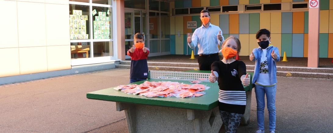 Das Bild zeigt Viertklässler der Nördlinger Grundschule an der Schillerstraße und Florian Sefranek mit den neuen Masken. 