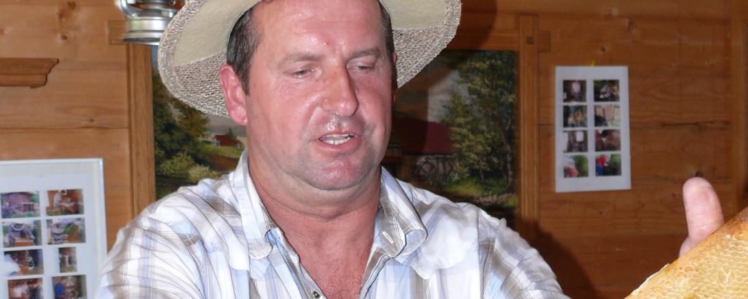 Imker Göck mit voller Wabe