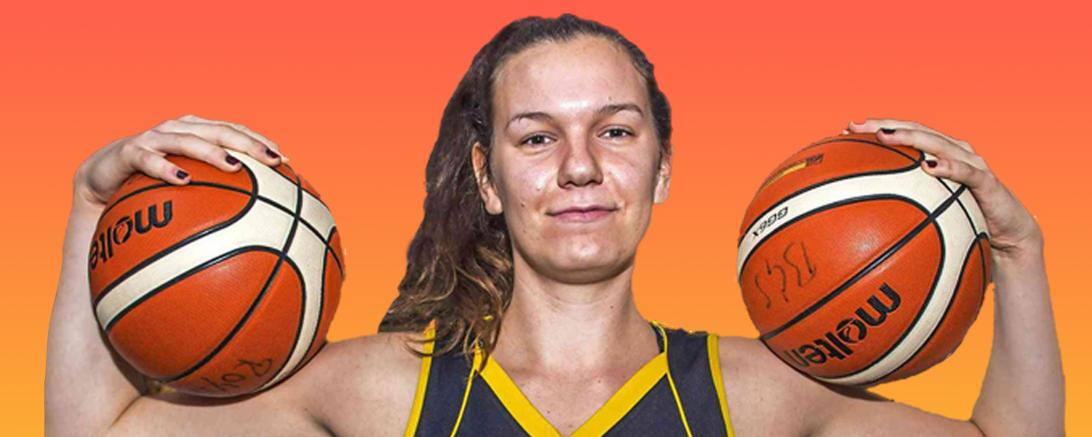 Baketballerin Nadjescha Ilmberger mit zwei Basketbällen