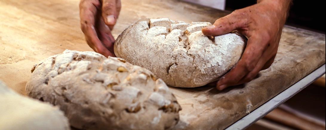 Wer in der Bäckerei arbeitet, muss früh aufstehen und zulangen können. Trotzdem ist die Bezahlung unterdurchschnittlich. Die Gewerkschaft NGG fordert jetzt bayernweit höhere Löhne.