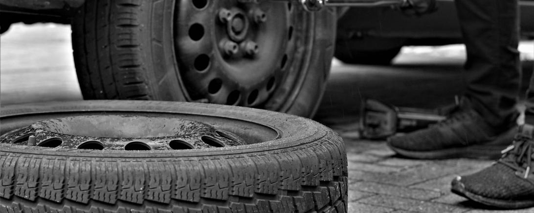 Radschraube wird mit Schraubenschlüssel gedreht