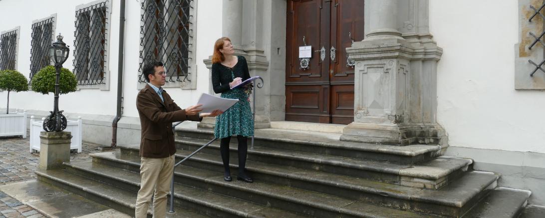 Mann und Frau vor Schlosstor Oettingen