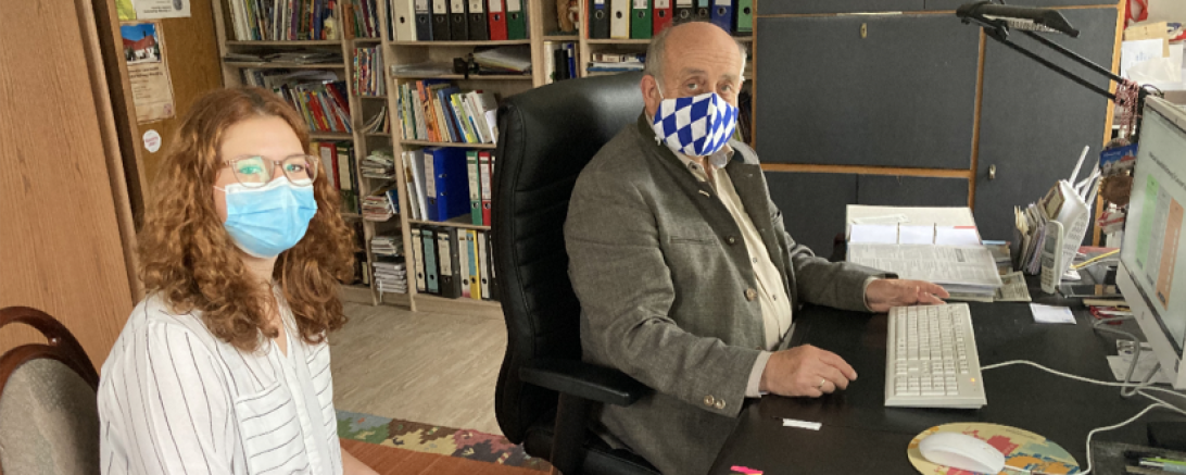 Sarah Arnold von der Gesundheitsregionplus DONAURIES und Gottfried Hänsel, 1. Vorsitzender des Ambulanten Pflegevereins Wemding, beim Testen der Online-Plattform für Seniorinnen und Senioren.