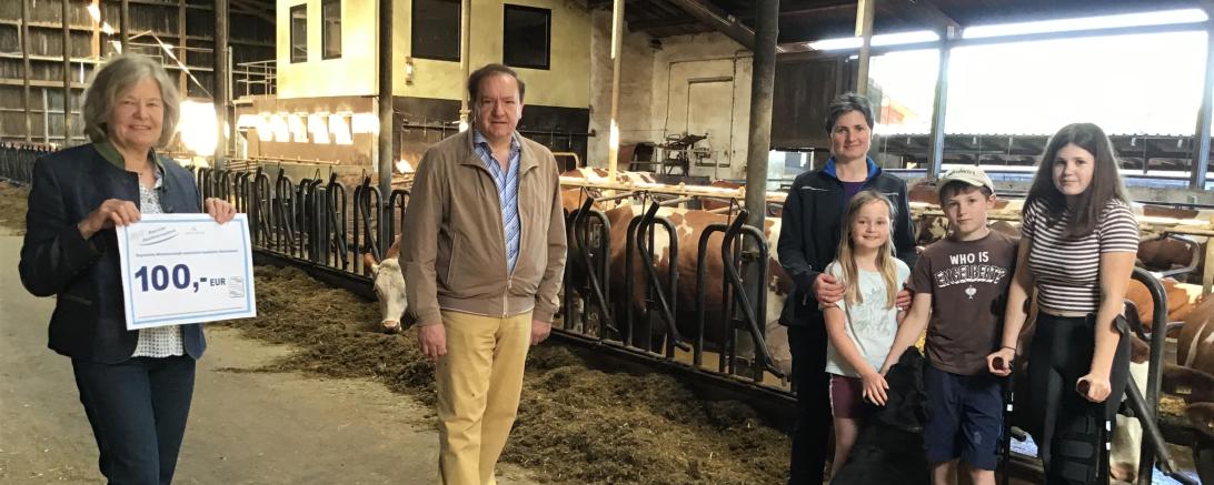 Auf dem Bild zu sehen (von links): BBV-Kreisbäuerin Ruth Meißler, Vorsitz. Hotel- und Gaststättenverband Donau-Ries Sepp Meyer, Milchbäuerin Carola Schneid mit Kinder. 
