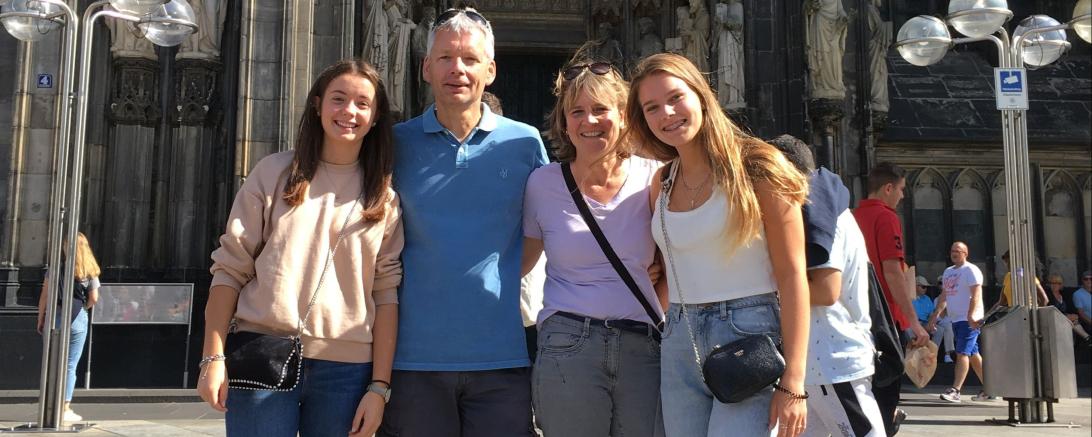 Vier Personen vor Kirche