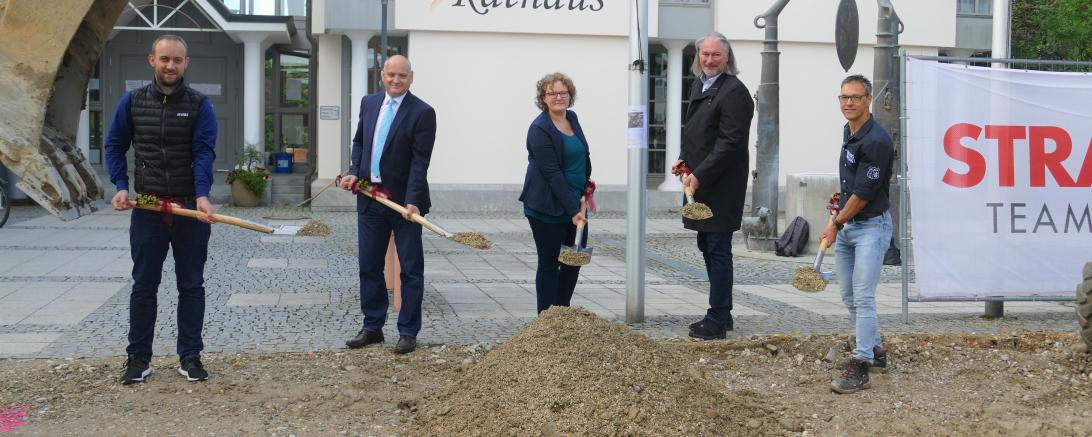 Am Donnerstagvormittag fand der Spatenstich für den Bau des Wärmenetz in Asbach-Bäumenheim statt. Auf dem Bild zu sehen (von links): Felix Schwahn, Leitung Wärme GP Joule, Bürgermeister Martin Paninka, Johanna Siebold, Geschäftsführerin AB Ökoenergie GmbH, Heinrich Gärtner, Geschäftsführer GP Joule und Stefan Bissinger, Leiter Bauwesen Gemeinde Asbach-Bäumenheim. 