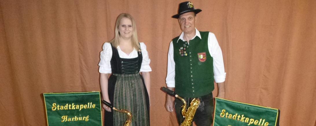 Das Bild zeigt Jugendleiterin Janine Schneider zusammen mit Stadtkapellendirigenten Franz Fischer mit den neuen Instrumenten. 