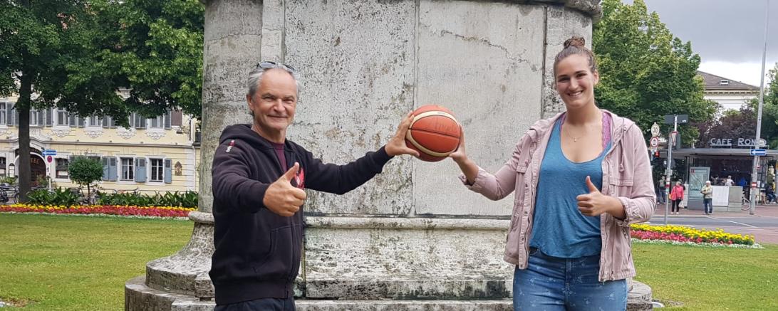 Direkt nach der Vertragsunterzeichnung in Bamberg mit Corona-Abstand: Angels-Neuzugang Tori Waldner und Kurt Wittmann, sportlicher Leiter der XCYDE Angels.
