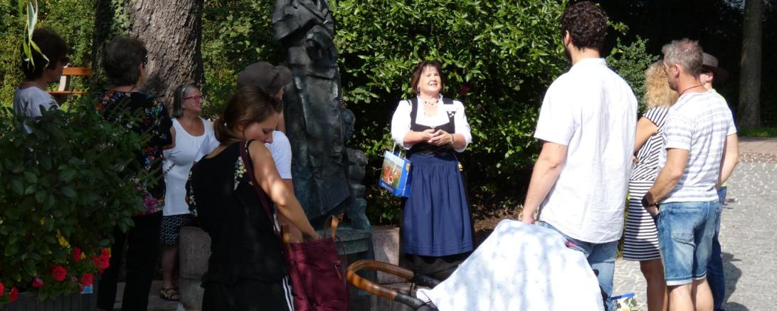 Stadtführerin mit Teilnehmern