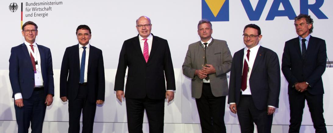 Landrat Stefan Rößle, CEO Herbert Schein, Bundeswirtschaftsminister Peter Altmaier, Staatssekretär Roland Weigert, Bundestagsabgeordneter Ulrich Lange, Mehrheitseigentümer Michael Tojner. 