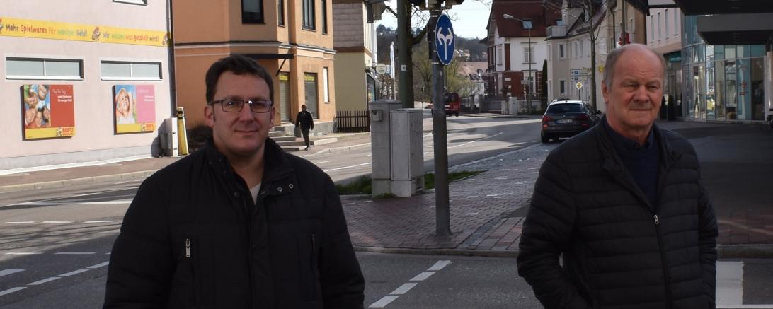 Auf dem Bild zu sehen (von links): Branko Schäpers, Geschäftsführer, und Robert Schuck, Fahrdienstkoordinator des Caritasverbands.