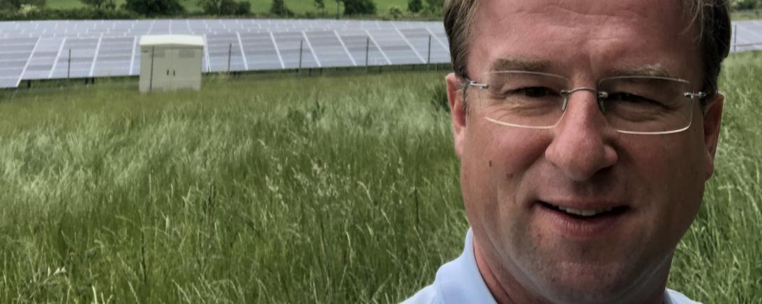 Wolfgang Fackler vor PV-Anlage