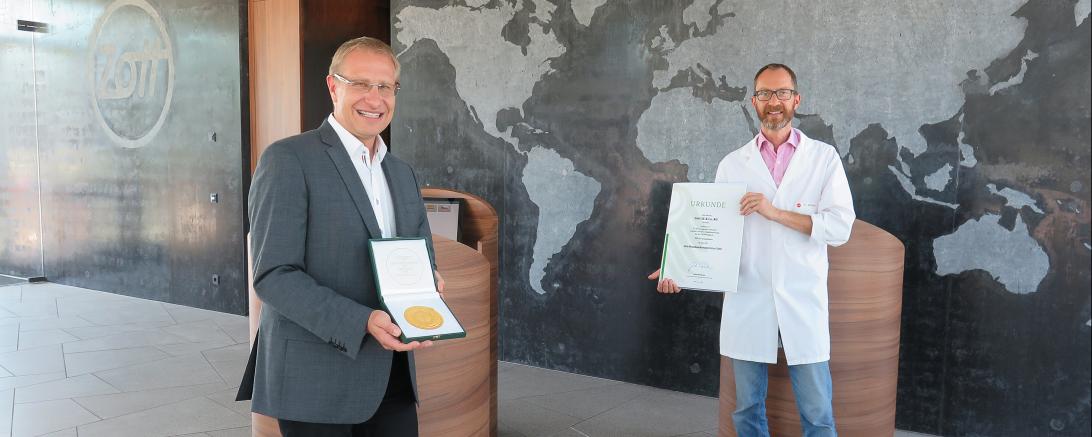 V.l.n.r.: Dr. Jens-Michael Liepe (Leiter Qualitätsmanagement) und Thomas Müller (Leiter Produktion und Technik Joghurt und Dessert) freuen sich über den 11. Bundesehrenpreis in Gold für Zott.