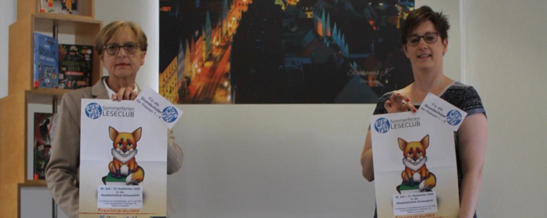 Barbara Kandler, Sponsorin der Neuerwerbungen für den Leseclub und Martina Dietrich, Mitarbeiterin der Stadtbibliothek und verantwortlich für das Projekt.