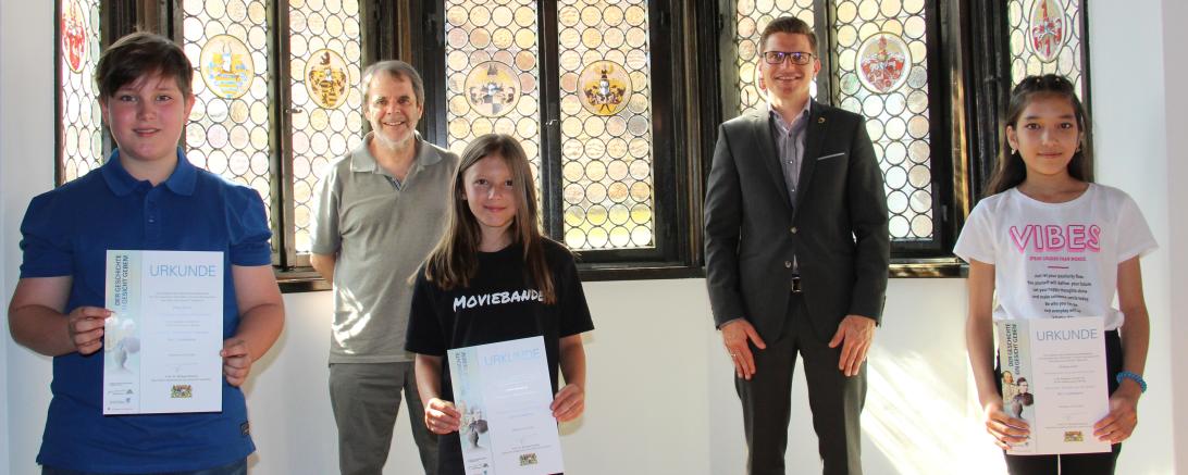 David Wittner mit Lehrkraft und drei Kindern mit Urkunden