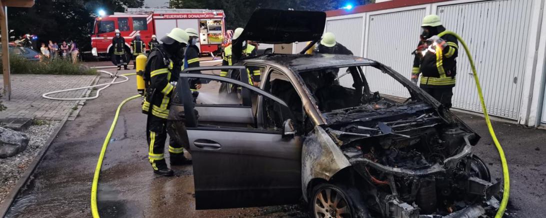 Ein 49-jähriger Pkw-Fahrer, der mit seinem Auto im Dr.-Michael-Samerring unterwegs war, wurde von einem aufmerksamen Bürger angesprochen, dass im Bereich des Unterbodens der Motorraum brennen würde. Der Fahrer konnte in einer angrenzenden Straße seinen Pkw noch abstellen. Innerhalb kurzer Zeit brannte dieser vollständig aus. Dabei entstand ein Schaden von ca. 5000,- Euro. Die Polizei vor Ort stellte als Ursache einen technischen Defekt am Fahrzeug fest.