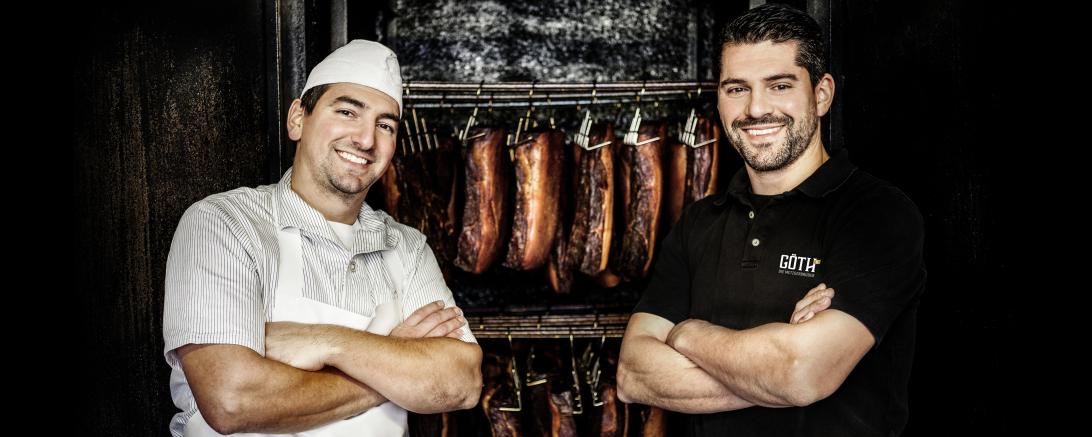 Markus und Wolfgang Göth mit Fleischschrank