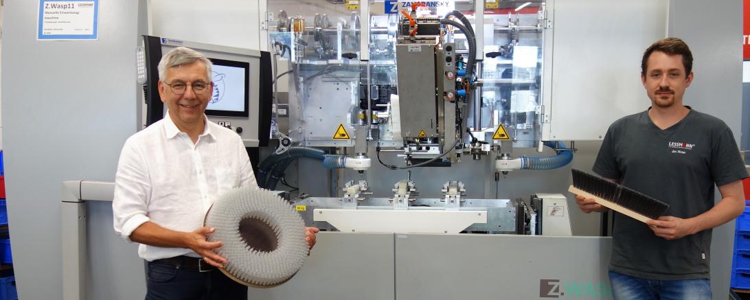 Jürgen Lessmann (links) und der Abteilungsmeister bei Inbetriebnahme der neuen Maschine in der gestanzten Bürstenfertigung.