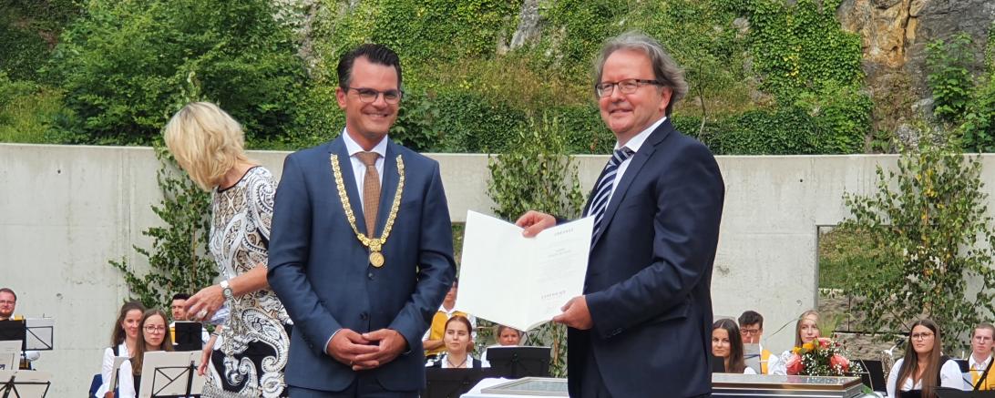 Oberbürgermeister Jürgen Sorré (links) gratuliert Armin Neudert zur Auszeichnung mit dem Ehrenring der Stadt und dem Titel Altoberbürgermeister. 