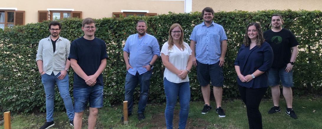 Auf dem Bild zu sehen (von links). Umut Deniz (Hofmarschall), Enrico Dietrich (Schatzmeister), Michael Weigl (Vizepräsident), Anna Schmid (Obersthofmeisterin), Florian Riehl (Präsident), Sandra Burkhardt (Federmeisterin) und Patrick Berner (Zeremonienmeister), es fehlt Larissa Lichtenstern (Generalsekretärin). 