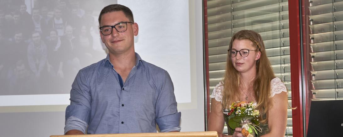 Junger Mann und junge Frau vor Pult des Staatlichen Beruflichen Schulzentrums Höchstädt