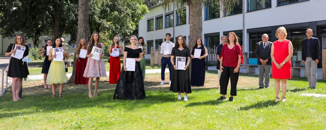 Schulabsolventen mit Zeugnissen