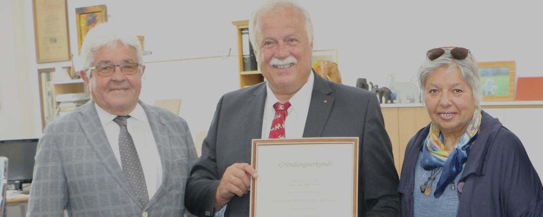 Das Bild zeigt Walter Lang (stellvertretender Vorstandsvorsitzender der VR-Bürgerstiftung Ries) mit Hans-Werner und Karin Ernst. 