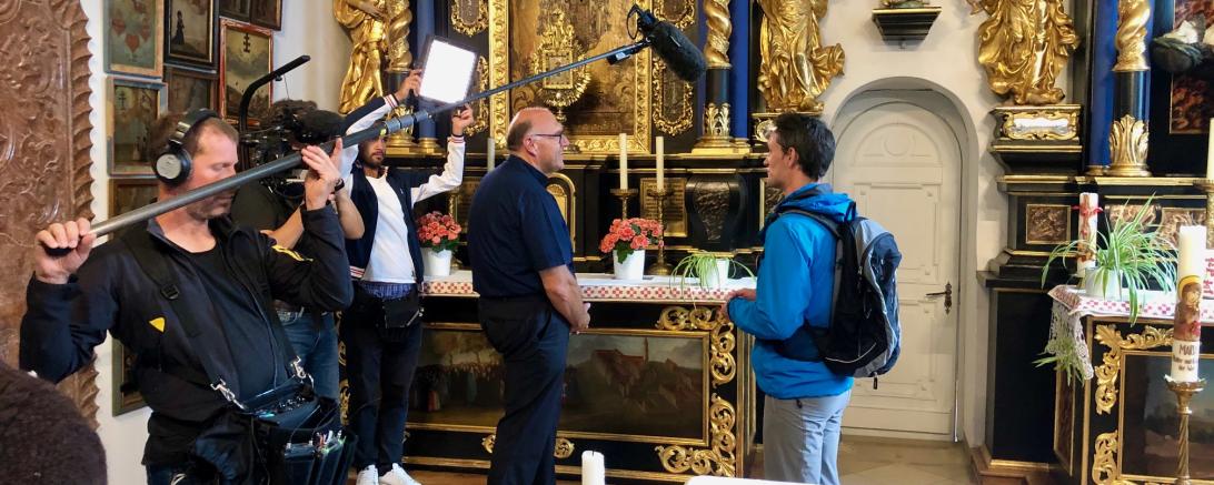 Fernsehteam mit Dekan Neuner in Kirche