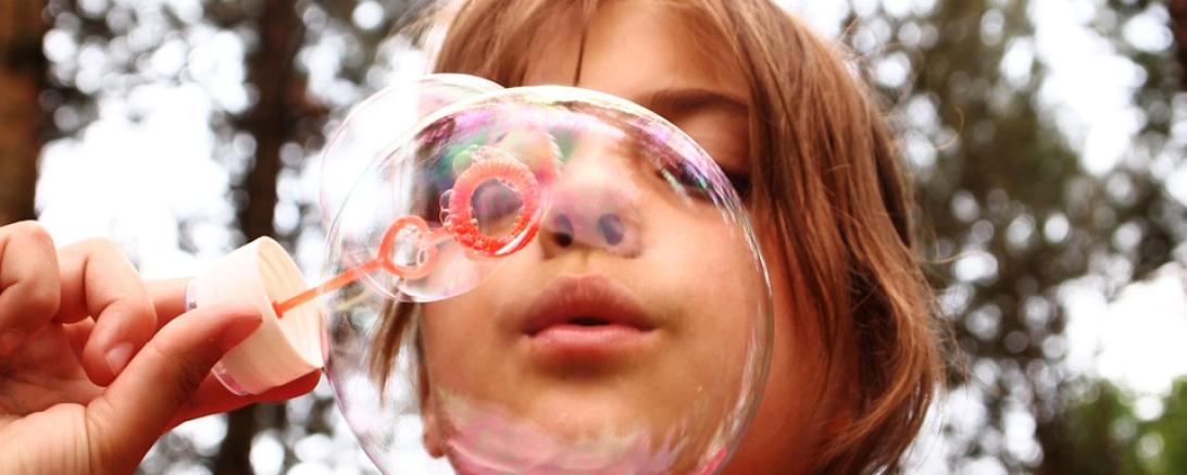 Mädchen mit Seifenblasen 