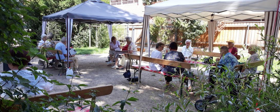 Seniorentreffen mit Pavillons im Garten