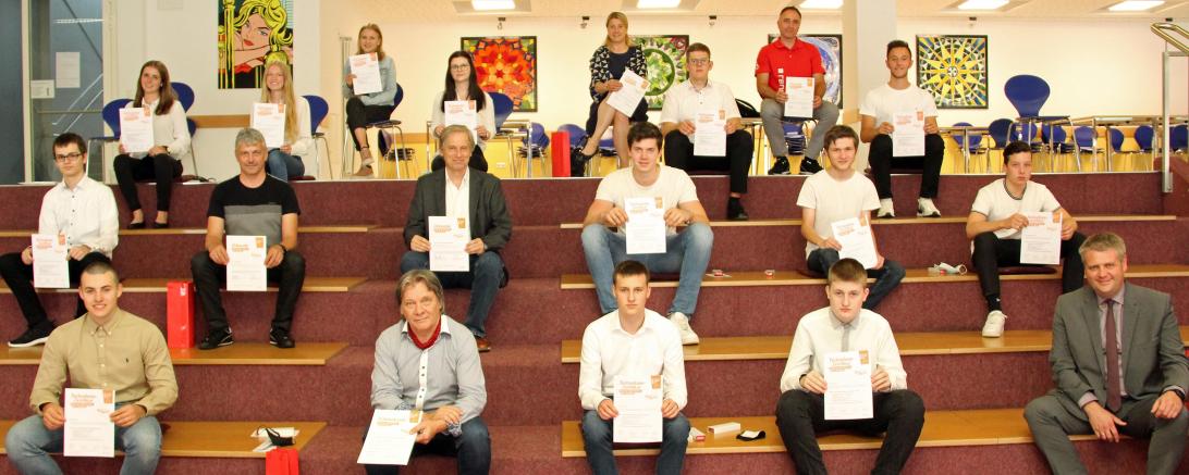 Abschlussbesprechung mit Siegerehrung beim Deutschen Gründerpreis für Schüler in der Aula des Albrecht-Ernst-Gymnasium in Oettingen. Unser Bild zeigt die drei erfolgreichen Schülerteams zusammen mit ihren Unternehmenspaten Anita Enßle, Gernot Randi und Jürgen Müller, vom Gymnasium Oberstudiendirektor Günther Schmalisch und Studiendirektor Herbert Neuhaus sowie von der Sparkasse Donauwörth den Leiter für Privatkunden der Niederlassung Oettingen, Stefan Reichherzer.