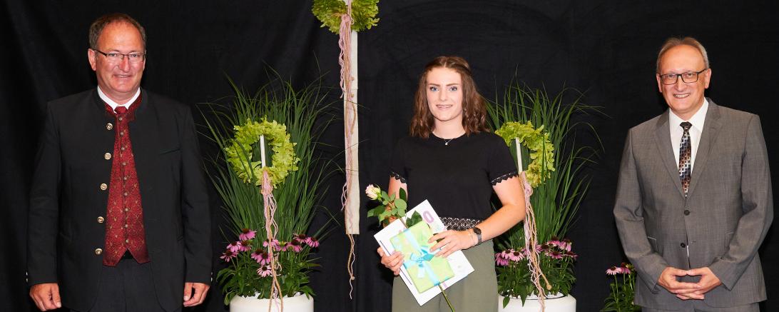 Bürgermeister, Schulleiter und Abiturientin