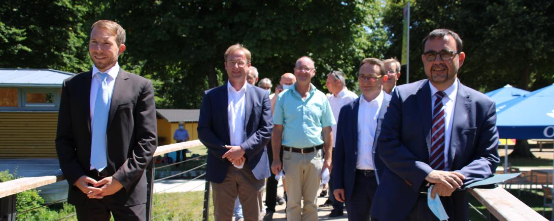 Politiker stehen auf Brücke im Wörnitzfreibad Oettingen