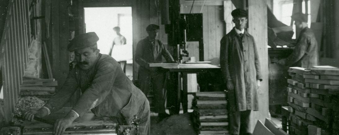 Schwarz-Weiß-Bild einer Fabrik in den 30ern