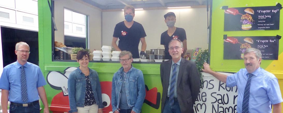 Verwaltungschef Jürgen Wiedemann, Pflegedienstleiterin Michaela Rechner, Personalrat Wolfgang Ullrich, Vorstand Roland Buchheit und Vorstandschef Jürgen Busse (von links) bedankten sich mit einem Foodtruck bei ihren Mitarbeitern.