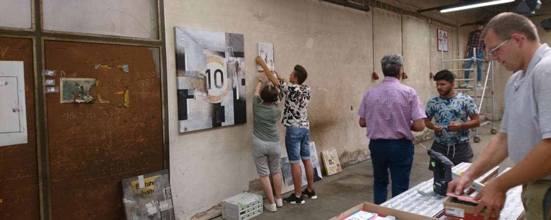 Aufbauarbeiten für Kunstaustellung