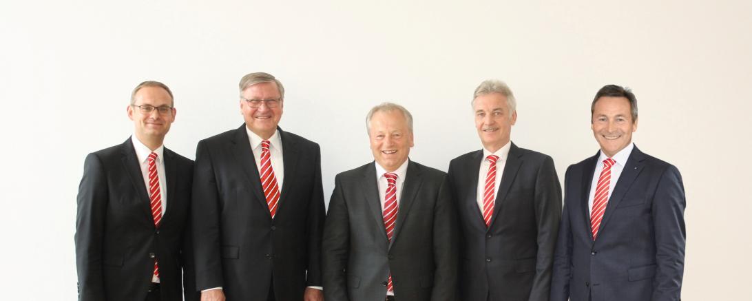 Auf dem Bild zu sehen (von links): Vorstandsmitglied Martin Jenewein, Vorstandsmitglied Karlheinz Wiesinger, stellv. Vorstandsvorsitzender Wolfgang Winter, Vorstandsvorsitzender Thomas Schwarzbauer und Landrat Leo Schrell. 