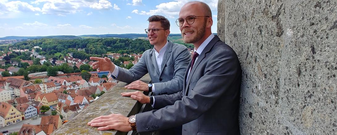 Das Bild zeigt Oberbürgermeister David Wittner (li.) mit dem Parlamentarischen Geschäftsführer der Landtags-FW Dr. Fabian Mehring auf dem Daniel. 