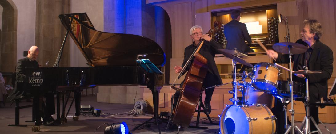 Jazztrio und Orgelspieler