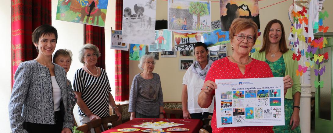 Unter dem Motto „Freude bereiten“ hatte Elisabeth Strauß, die Vorsitzende des Seniorenbeirats Nördlingen, Kinder dazu aufgerufen, Bilder für Omas und Opas und andere Senioren zu malen.