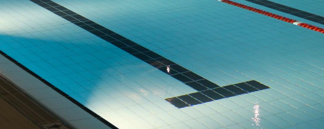 Leeres Becken eines Hallenbades