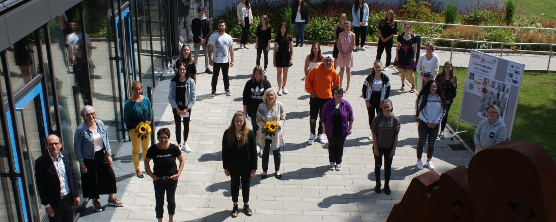 Gruppenfoto von Auzubis und Vertretern des Stadtmarketingvereins. 