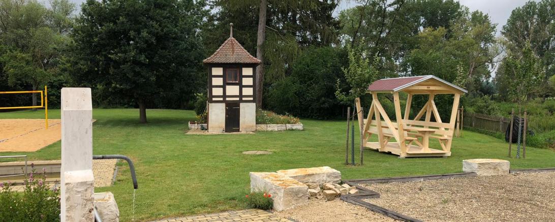 Pfarrgarten mit Predigthäuschen und Pavillon